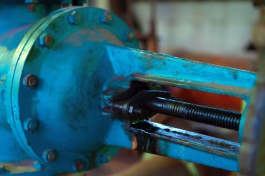 İstasyon demir boruları ile eski bir ısıtım kazanlar ve valf standları büyük bir odada.