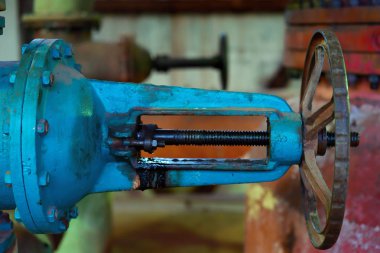 İstasyon demir boruları ile eski bir ısıtım kazanlar ve valf standları büyük bir odada.