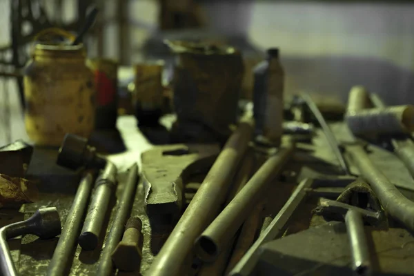 Der Fabrik Liegt Eine Sammlung Alter Werkzeugschlüssel Hammer Metallschere Und — Stockfoto