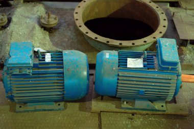 Eski bir elektrik motoru tamir dükkanında kapalı geri dönüşüm için bir demir raf olduğunu..