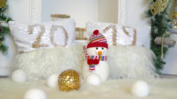 かわいい赤子猫 2019 Fps クリスマス ボール クリスマス装飾新年雪だるまで遊んで Meykun — ストック動画