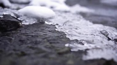 Nehir akar bir buz kabuğunun altında bir sonbahar akşamı kapat-up.1080p,30fps,Slow hareket