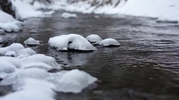 Il fiume scorre sotto una crosta di ghiaccio in una serata autunnale, da vicino.4k, 30fps — Video Stock