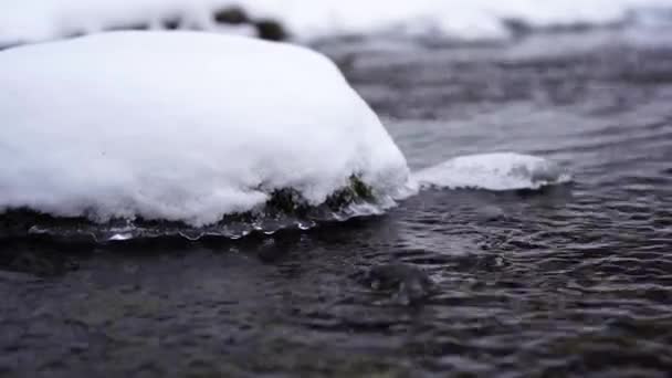 Il fiume scorre sotto una crosta di ghiaccio in una serata autunnale, da vicino.4k, 30fps — Video Stock