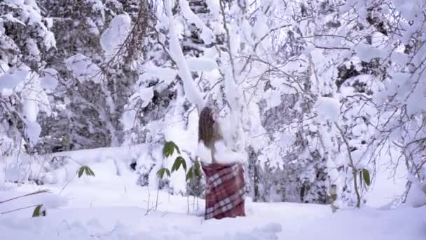 Una Joven Camina Bosque Invierno Con Una Cesta Mandarina Auriculares — Vídeo de stock