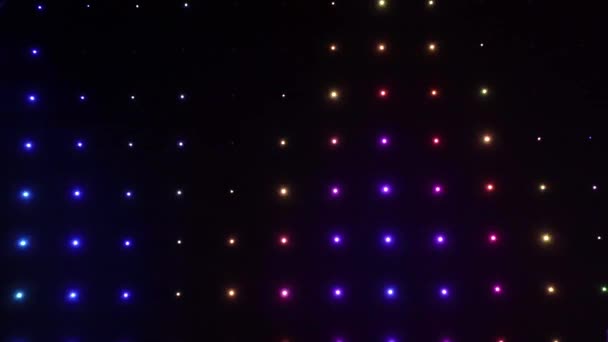 Primo piano illuminazione di scena, riflettori brillanti in verde, blu, rosso sono accesi e spenti in una festa discoteche.4k, 30fps . — Video Stock