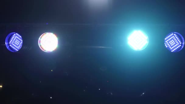 Close-up stage verlichting, schijnwerpers helder in groen, blauw, rood worden in-en uitgeschakeld in een Disco Club Party. 4k, 30fps. — Stockvideo