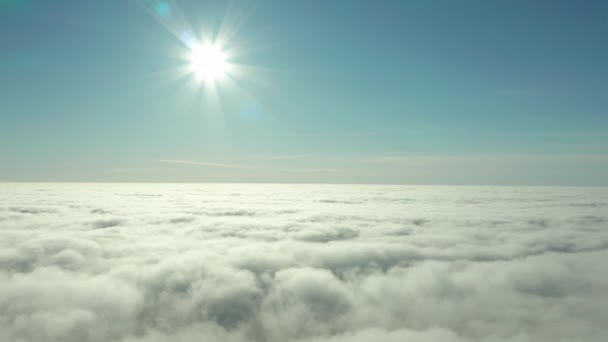 Rara niebla invernal temprano en la mañana sobre el horizonte de la ciudad de la bahía del mar y los rascacielos antes del amanecer . — Vídeo de stock