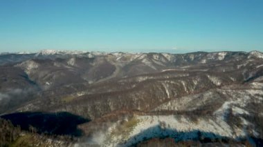 Gün doğumundan önce deniz körfezi ve gökdelenlerin şehir silueti üzerinde nadir sabah kış sis.