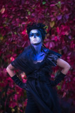 Cadılar Bayramı fotoğraf çekimi Sonbaharda kırmızı bir arkaplanda Ölülerin Günü