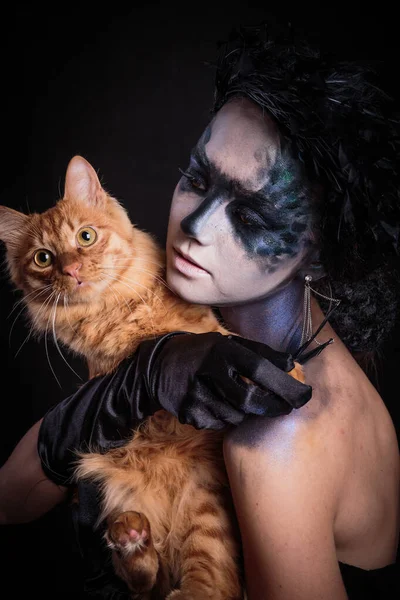 Séance photo Halloween Jour des morts sur fond noir avec un chat rouge en studio . — Photo