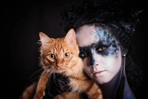 할로윈 사진은 스튜디오에 붉은 고양이가 있는 검은 배경에서 죽은 사람들의 날을 촬영한다. — 스톡 사진