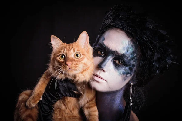 Séance photo Halloween Jour des morts sur fond noir avec un chat rouge en studio . — Photo