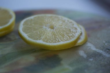Kesme tahtasındaki limon
