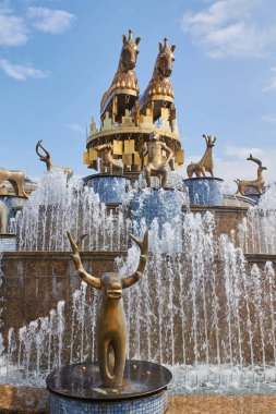 Kutaisi, Georgia, Avrupa'nın merkezi meydanında Kolkhida çeşme.