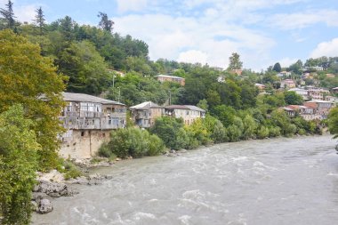 Bir dağ nehir kıyısında bir kulübe.