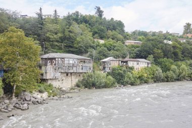 Bir dağ nehir kıyısında bir kulübe.