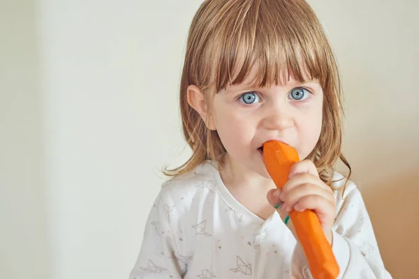 Doce bebê comer — Fotografia de Stock