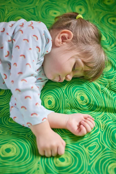 Bebé niña durmiendo . — Foto de Stock