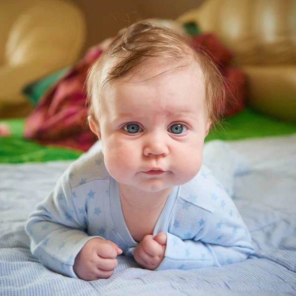 Aranyos baba kék ágynemű. — Stock Fotó