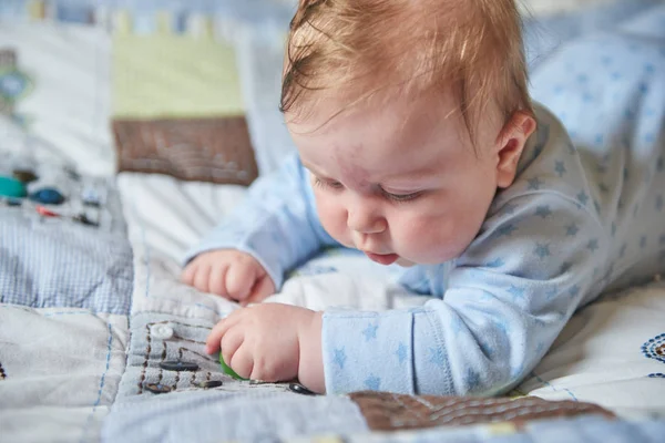 Adorable niña mintiendo — Foto de Stock