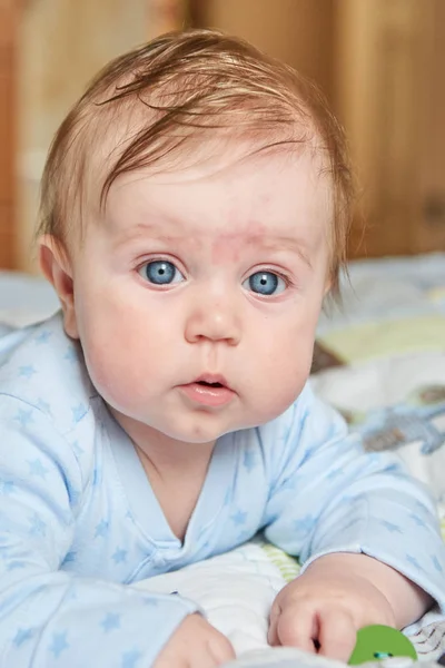 Портрет младенца в голубых младенцах — стоковое фото
