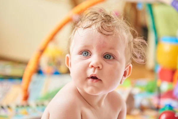 Niedliche Kleinkind Mädchen mit blonden lockigen Haaren — Stockfoto