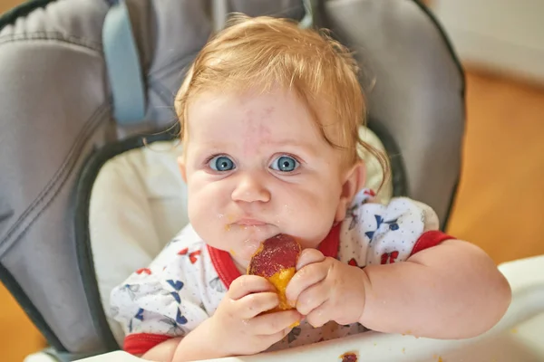 かわいいブロンド幼児赤ちゃん — ストック写真