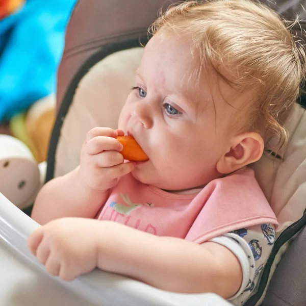 Doce bebê bagunçado comer — Fotografia de Stock