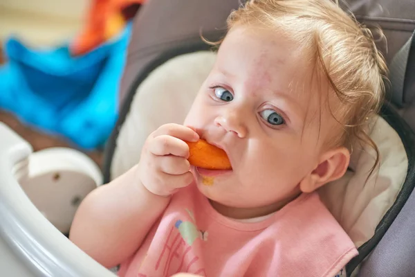 Doce bebê bagunçado comer — Fotografia de Stock