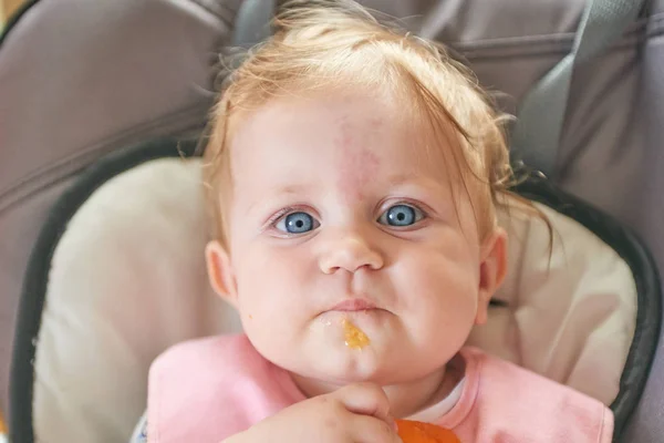 かわいいブロンド幼児赤ちゃん — ストック写真