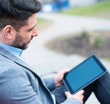 Tablet pc kullanan işadamı