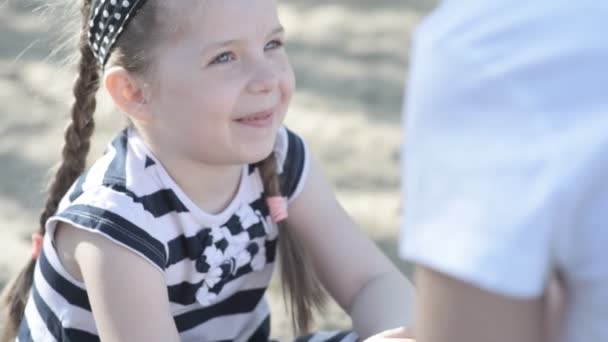 Une petite fille tient les mamans les mains et sourit . — Video