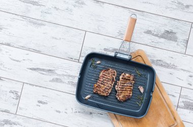 Bir ızgarada iki ızgara biftek Pan. Üstten Görünüm.