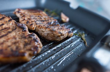 Bir ızgarada iki ızgara biftek Pan. Üstten Görünüm.