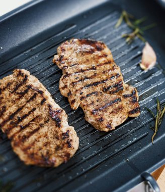 Bir ızgarada iki ızgara biftek Pan. Üstten Görünüm.