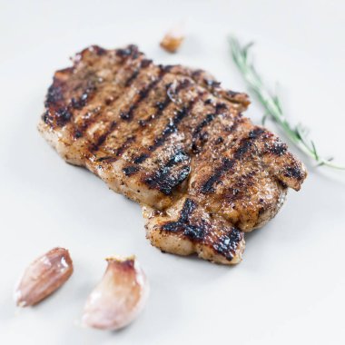 Baharat beyaz bir zemin üzerine sıcak biftek Close-Up