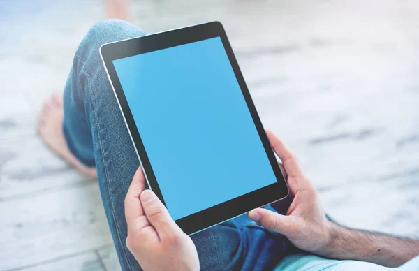 Homem usando computador tablet — Fotografia de Stock