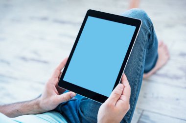 Tablet bilgisayar kullanan adam