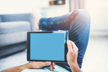 Tablet bilgisayar kullanan adam