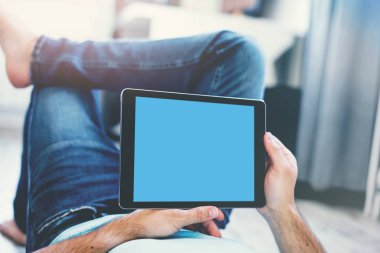 Tablet bilgisayar kullanan adam