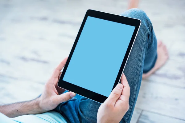 Homem usando computador tablet — Fotografia de Stock