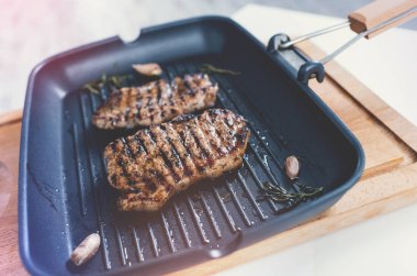 Bir ızgarada iki ızgara biftek Pan. Üstten Görünüm.