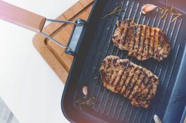 İki biftek ızgara Pan'ın üzerinde ızgara Üstten Görünüm.