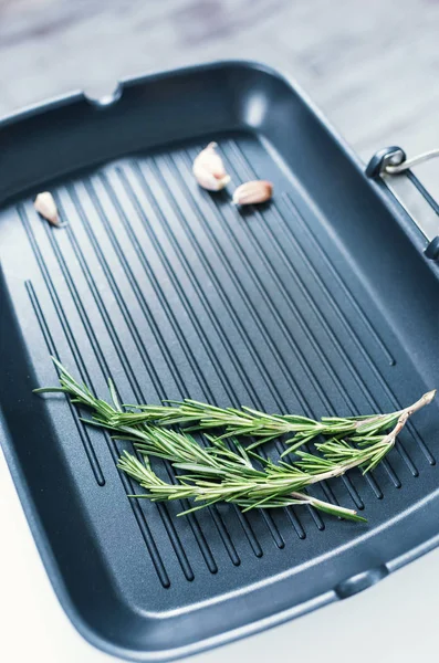 Grill Pan Met Knoflook Takje Rozemarijn Close Shot — Stockfoto