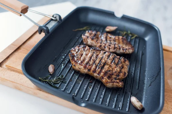 Deux steaks grillés sur une poêle à griller. Vue du dessus . — Photo