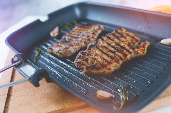 Deux steaks grillés sur une poêle à griller. Vue du dessus . — Photo