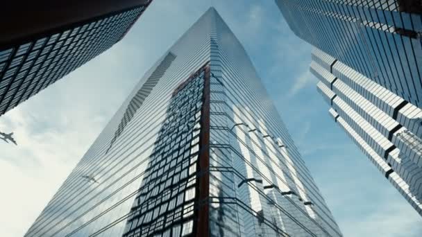 Flygplan flyger över skyskrapor i staden Businesscenter. — Stockvideo