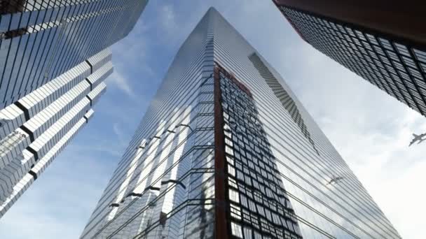 飞机飞越摩天大楼的城市商务中心. — 图库视频影像