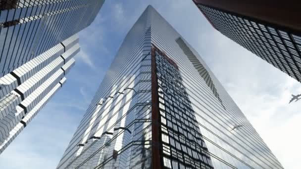 Vliegtuig vliegt over wolkenkrabbers in het zakencentrum van de stad. — Stockvideo